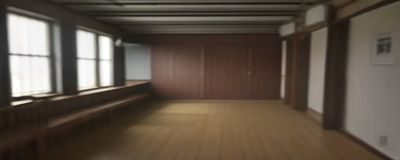 线下同人展会现场，大量二次元爱好者聚集，展台展示精美同人志和周边商品，热闹非凡